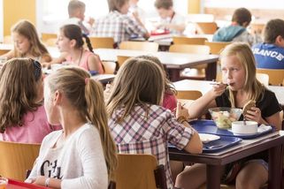 Děti si mohou od září donést obědovou krabičku do školní jídelny - Novinky